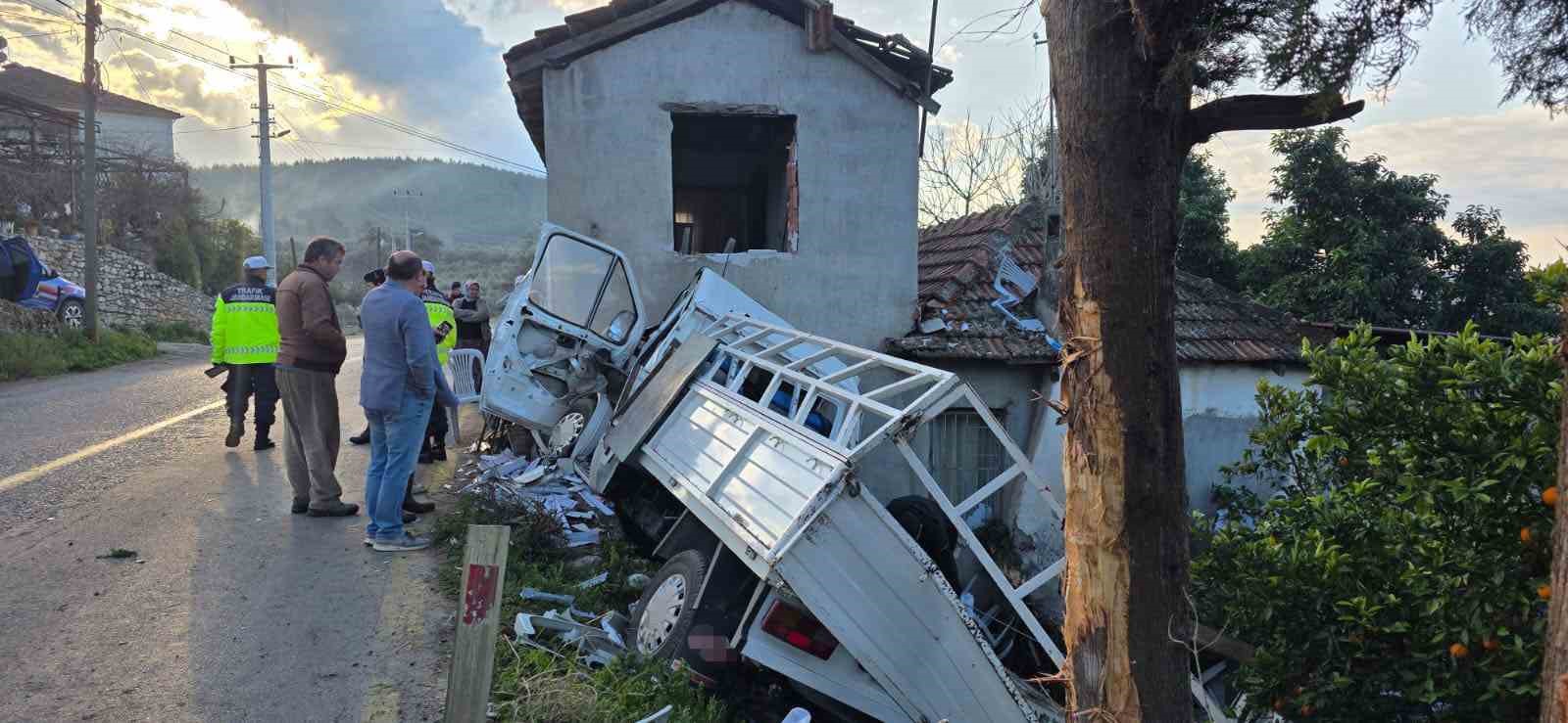 kontrolden cikan kamyonet eve carpti 1 olu 1 UKspzYiv