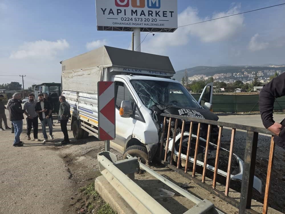 kontrolden cikan kamyonet kopru demirlerine saplandi 1 ZqY1FQB5