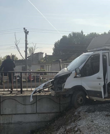 kontrolden-cikan-kamyonet-kopru-demirlerine-saplandi-kwxaqjPk.jpg