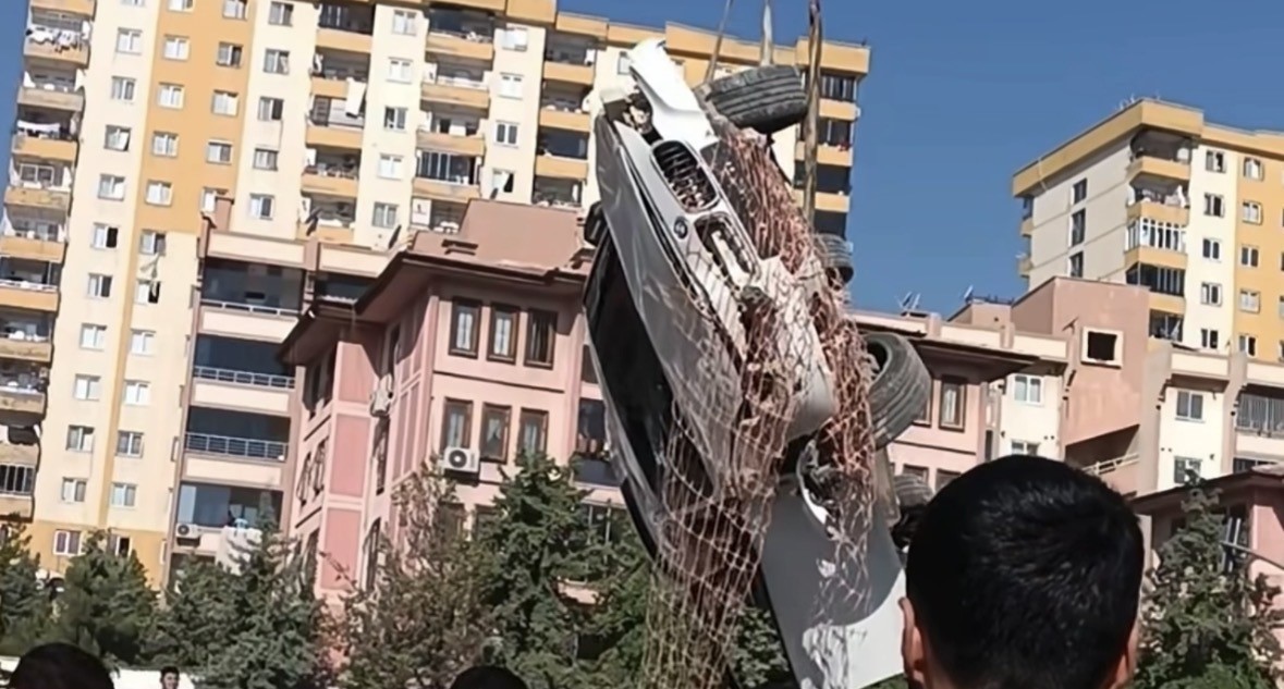kontrolden cikan luks otomobil kopru insaati cukuruna dustu 1 IbrfvkCv