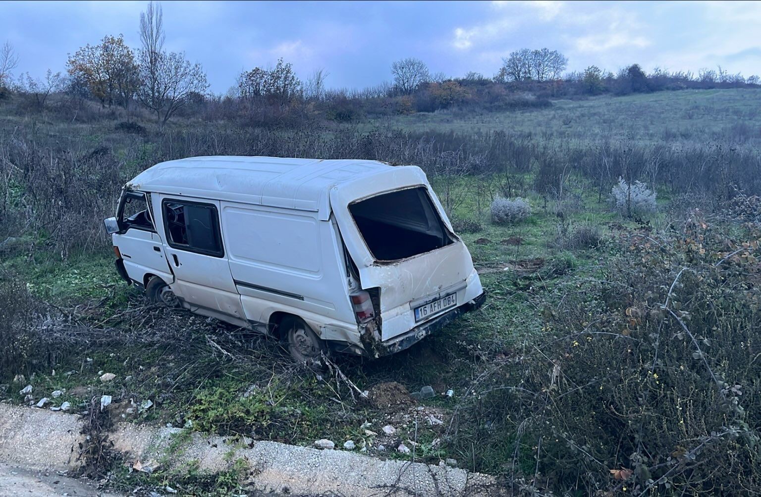 kontrolden cikan minibus sarampole yuvarlandi 1 yarali 2 eqiOQPPw