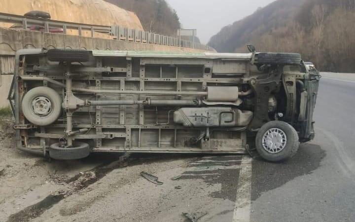 kontrolden cikan minibus takla atti surucu yaralandi 0 lMgZn9ia