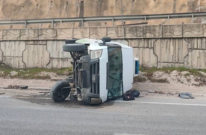 kontrolden cikan minibus takla atti surucu yaralandi 1 Vdd3v1HM