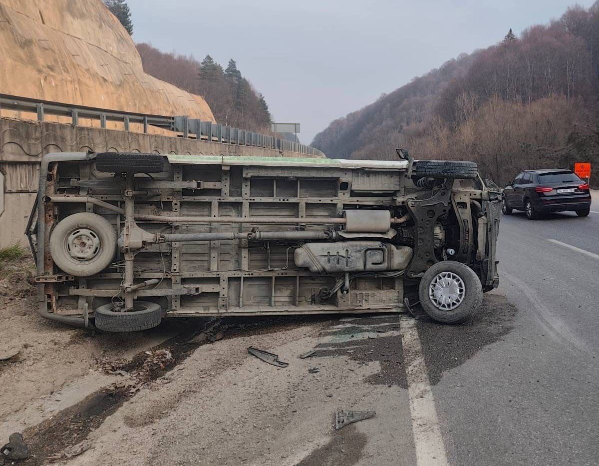 kontrolden cikan minibus takla atti surucu yaralandi 2 ZAvmNZS5