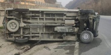 kontrolden-cikan-minibus-takla-atti-surucu-yaralandi-4TpXHUnL.jpg