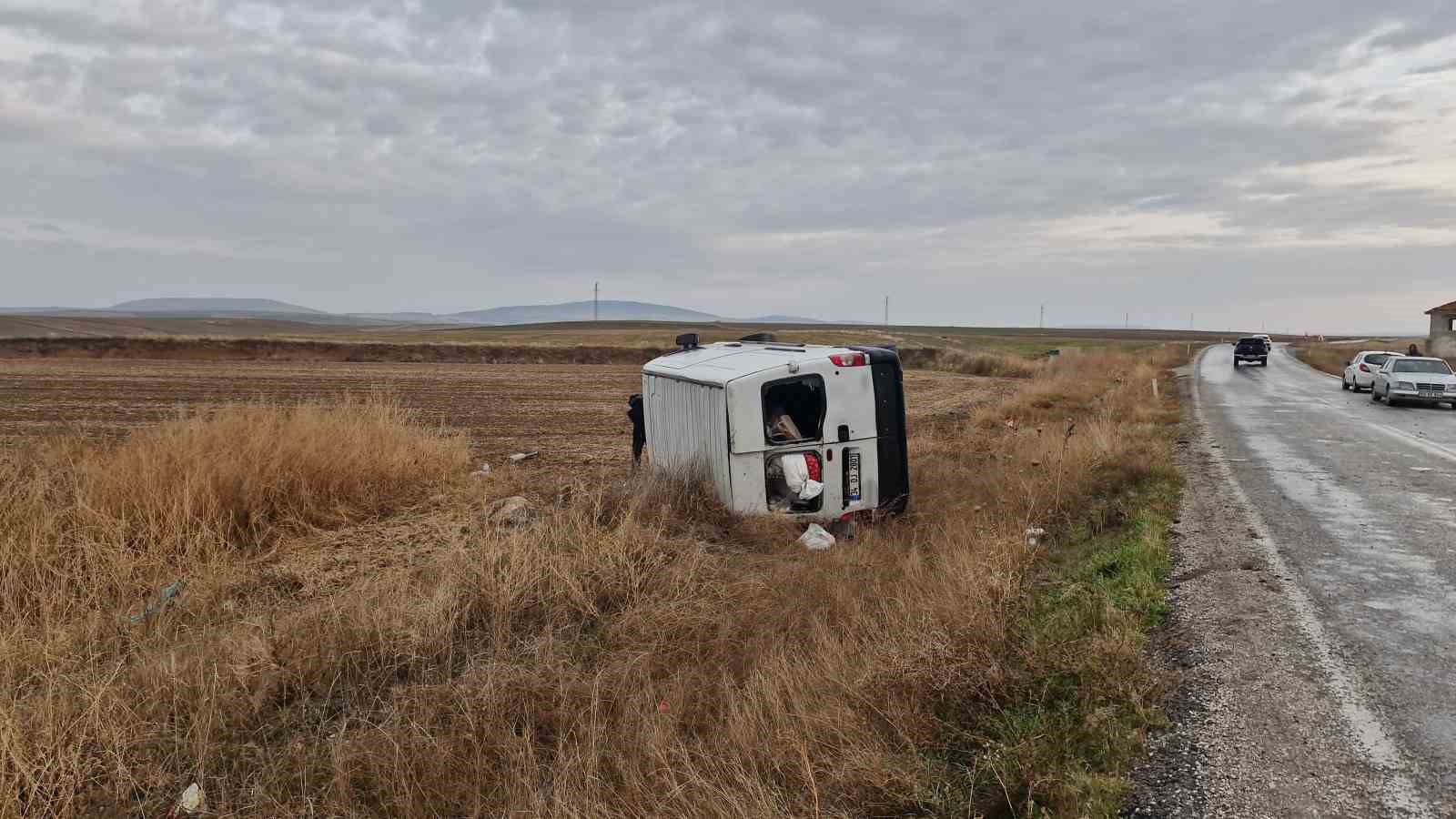 kontrolden cikan minibus tarlaya devrildi 3 yarali 0 ApkhWPwN