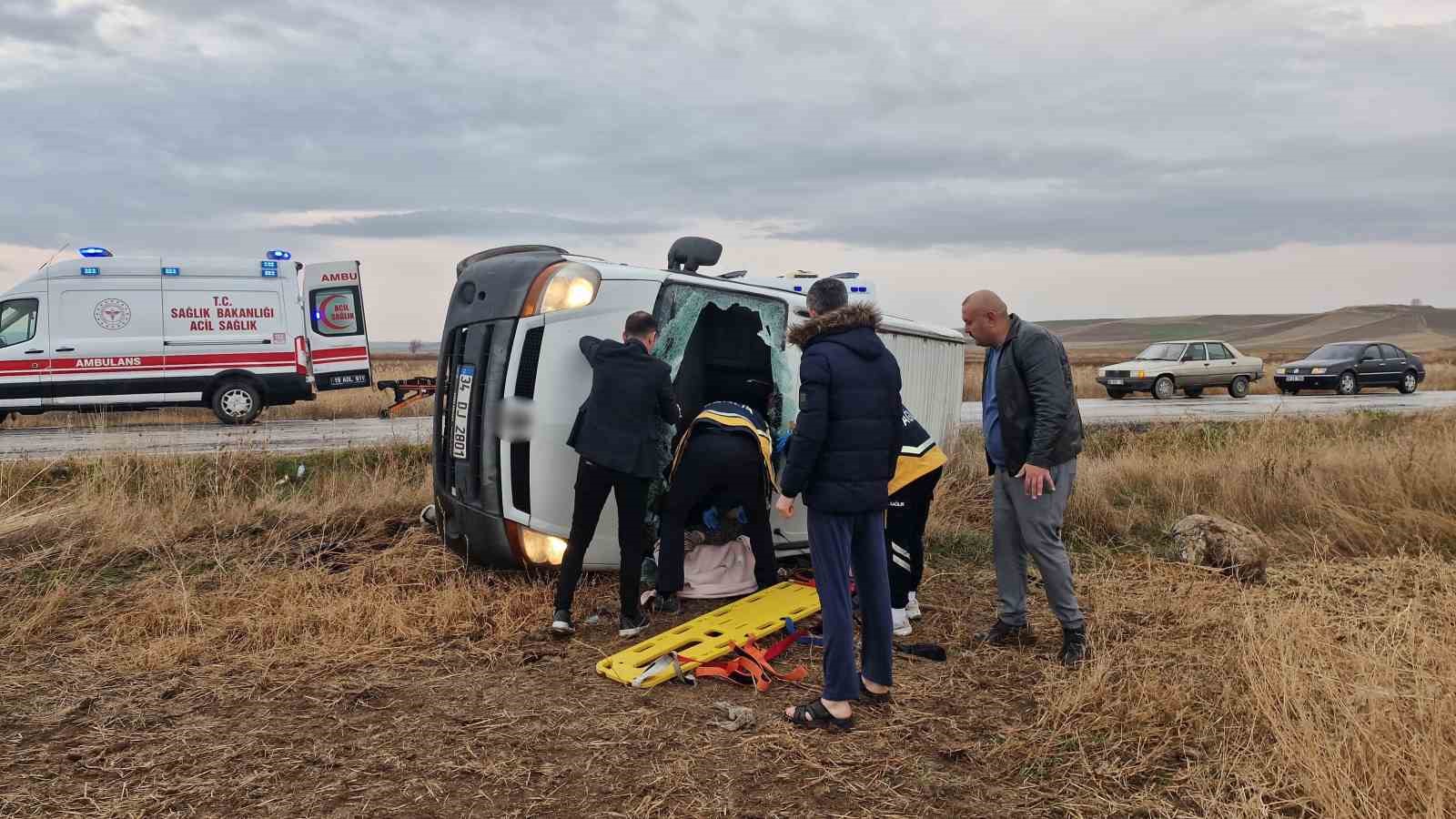kontrolden cikan minibus tarlaya devrildi 3 yarali 1 pOHTgzmi