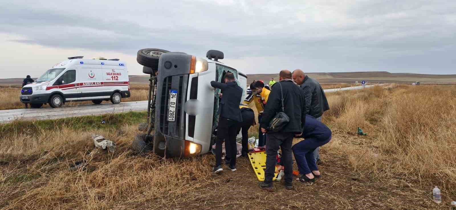 kontrolden cikan minibus tarlaya devrildi 3 yarali 2 Utfa4N2i