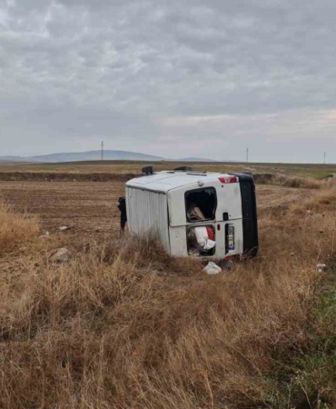 kontrolden-cikan-minibus-tarlaya-devrildi-3-yarali-GvcKuC7M.jpg