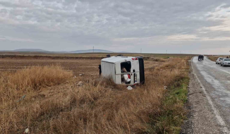 kontrolden-cikan-minibus-tarlaya-devrildi-3-yarali-GvcKuC7M.jpg