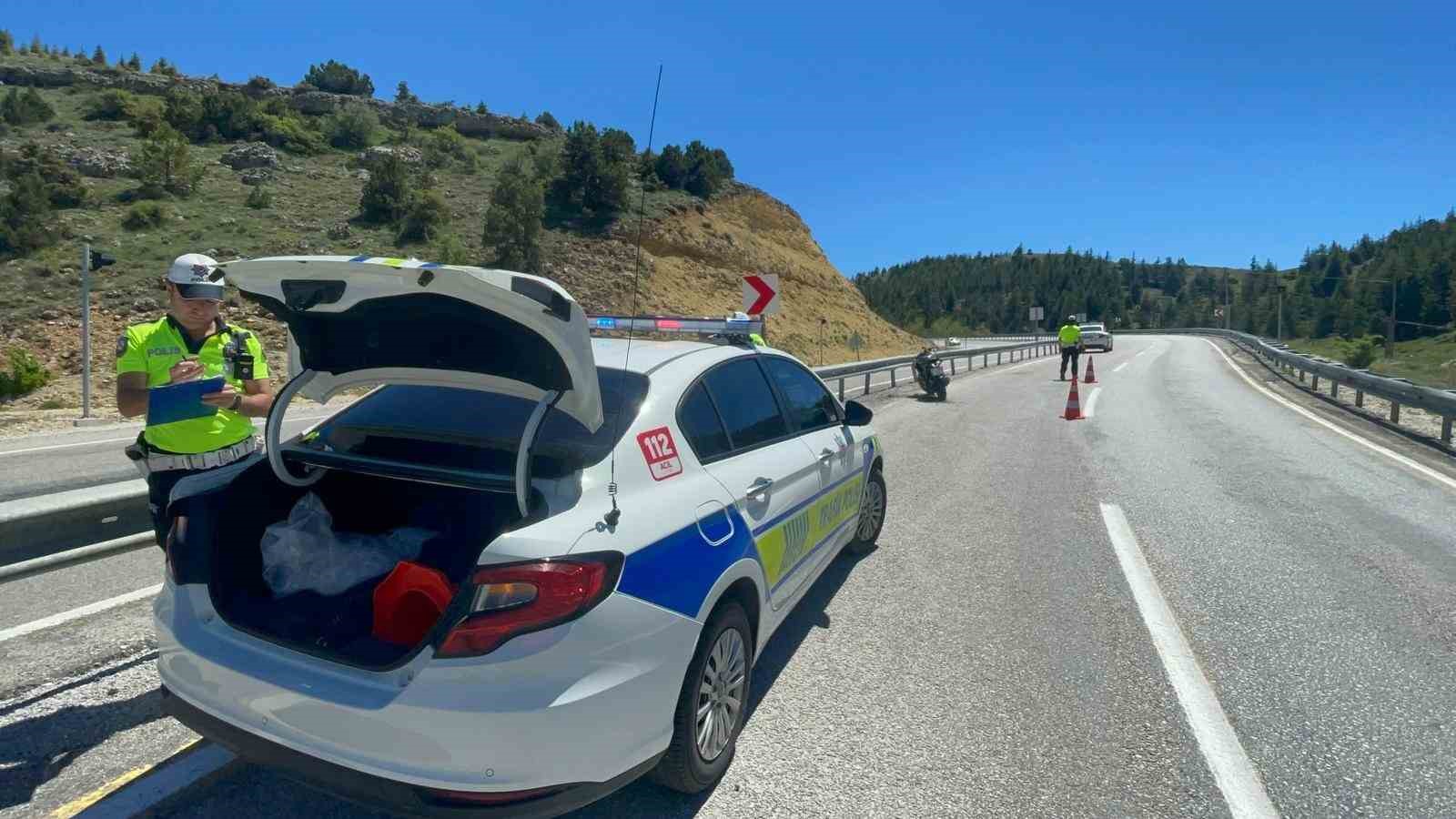 kontrolden cikan motosiklet bariyerlere carpti 1 yarali 0 M5iQIvDR
