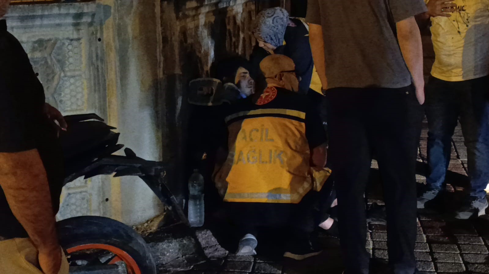 kontrolden cikan motosiklet duvara carpti 1 yarali 2 teNNCkth