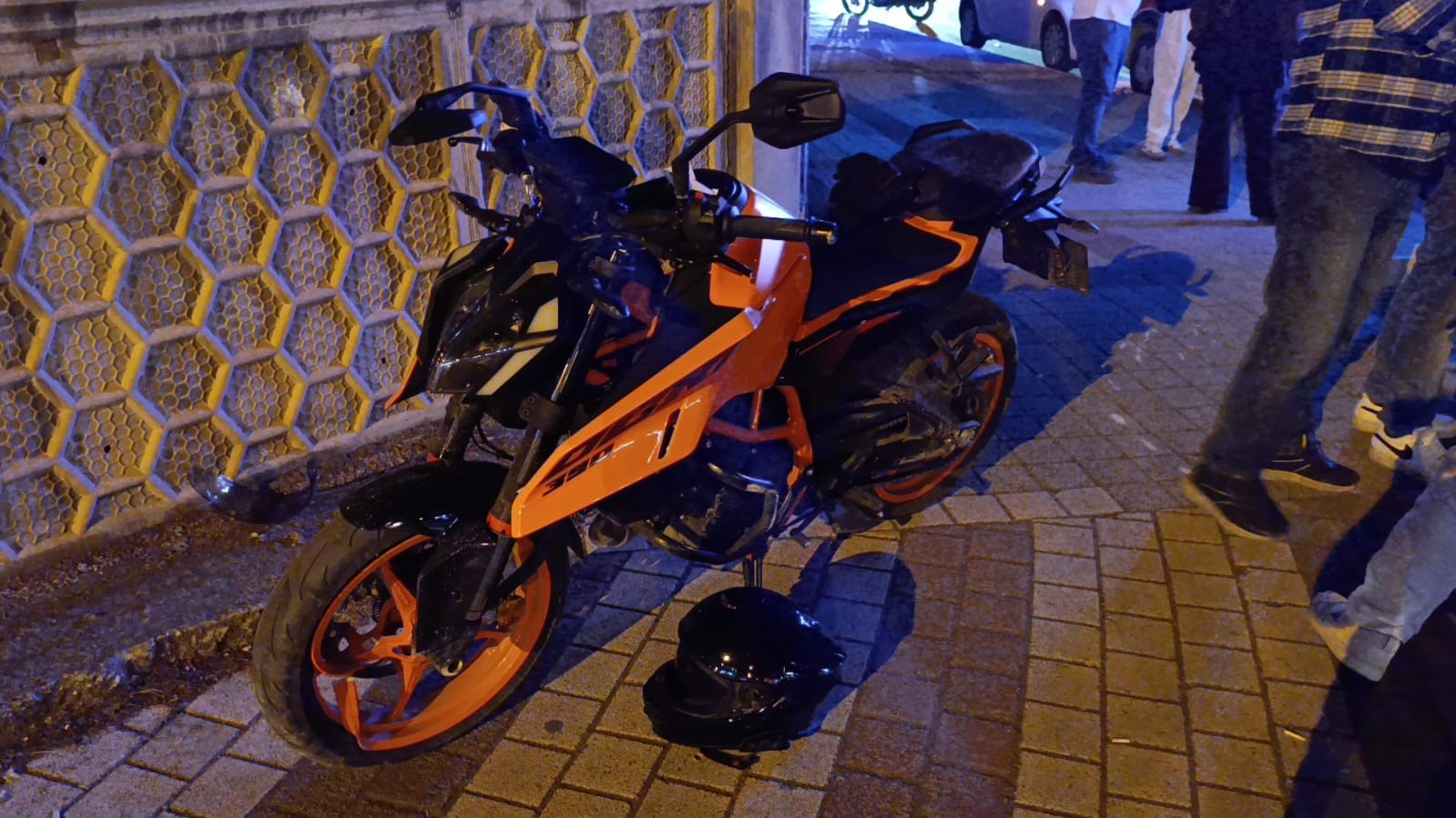 kontrolden cikan motosiklet duvara carpti 1 yarali 3 ZXPiXr5n