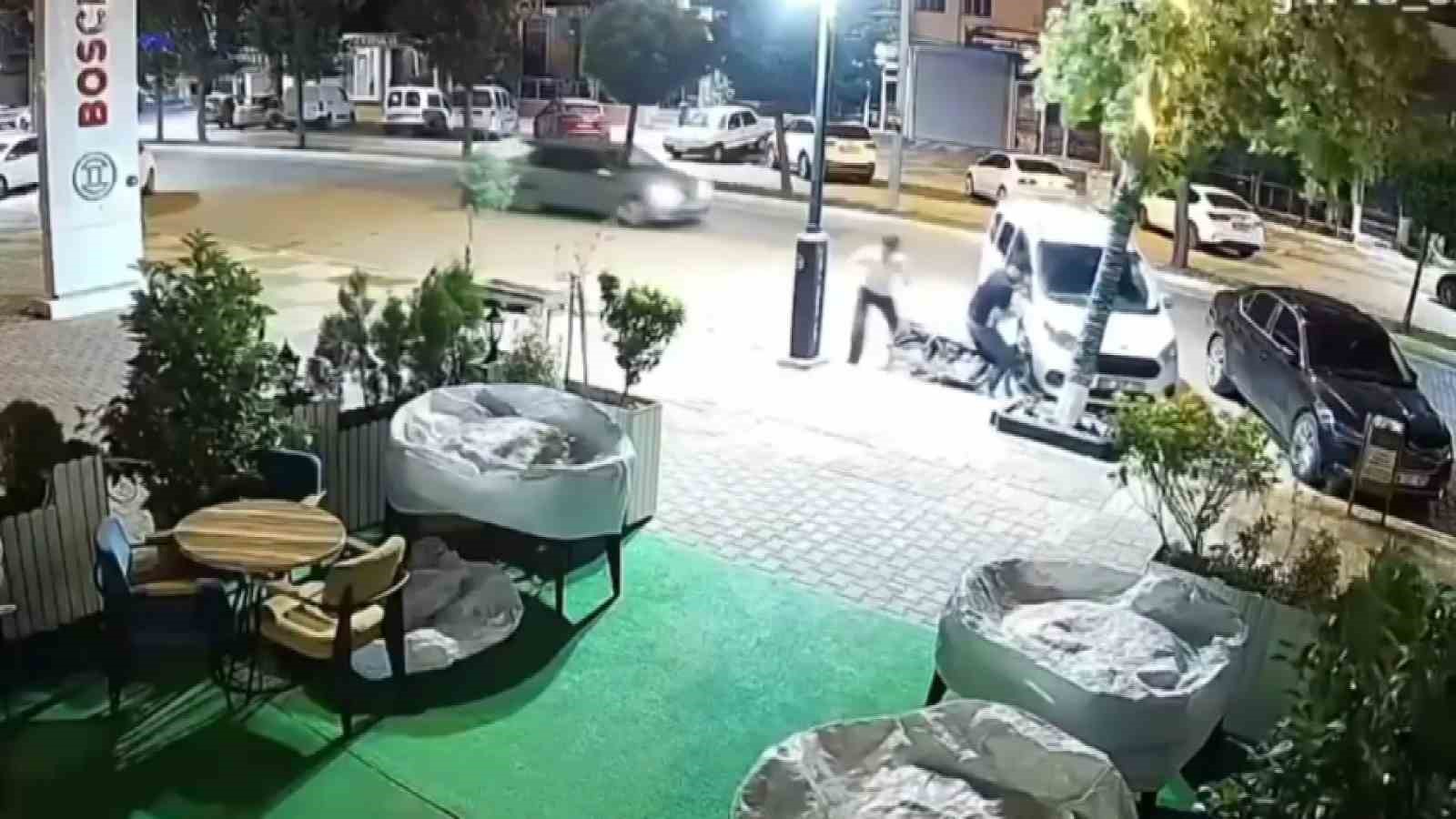 kontrolden cikan motosiklet hafif ticari araca carpti 2 yarali 1 NsDmCEI4