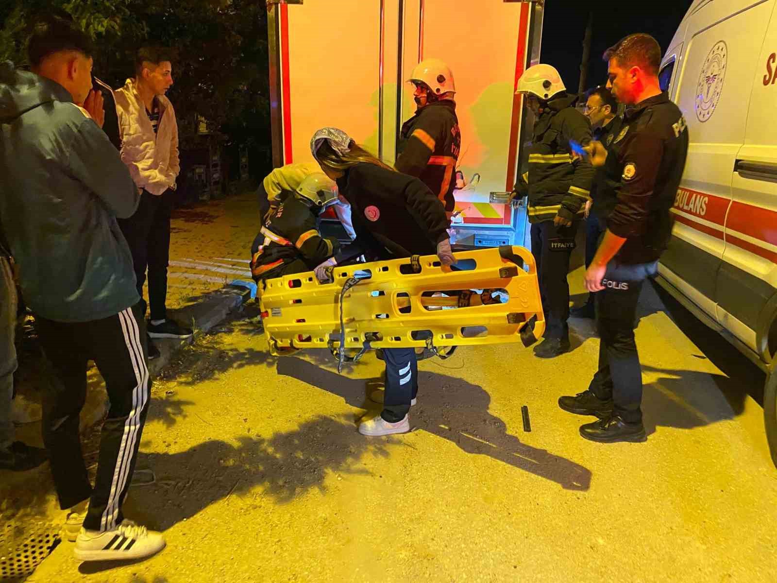 kontrolden cikan motosiklet park halindeki kamyonun altina girdi 1 olu 0 IaNhe889