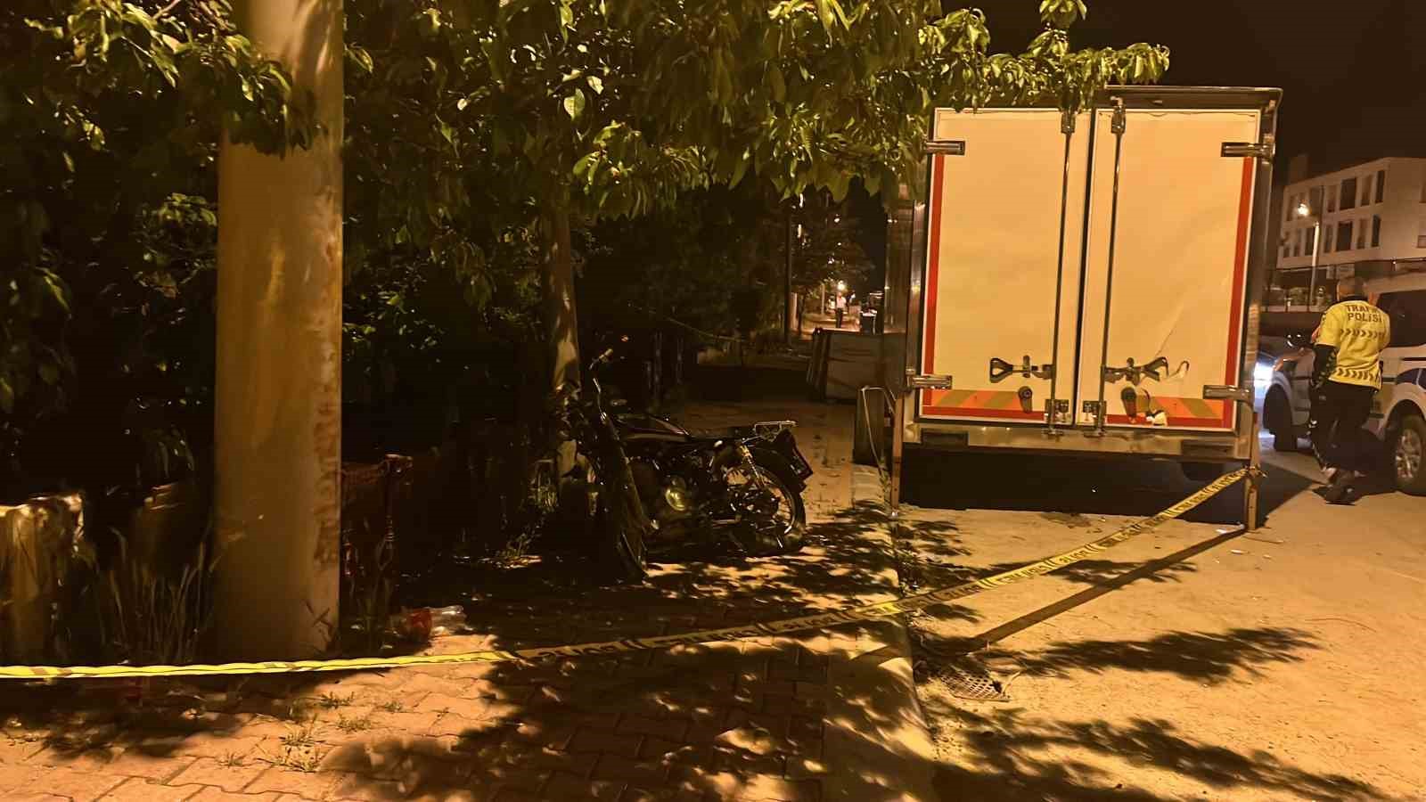 kontrolden cikan motosiklet park halindeki kamyonun altina girdi 1 olu 1 pYVrebf8