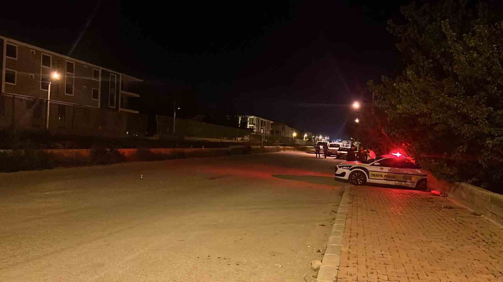 kontrolden cikan motosiklet park halindeki kamyonun altina girdi 1 olu 2 lmmfq9RC