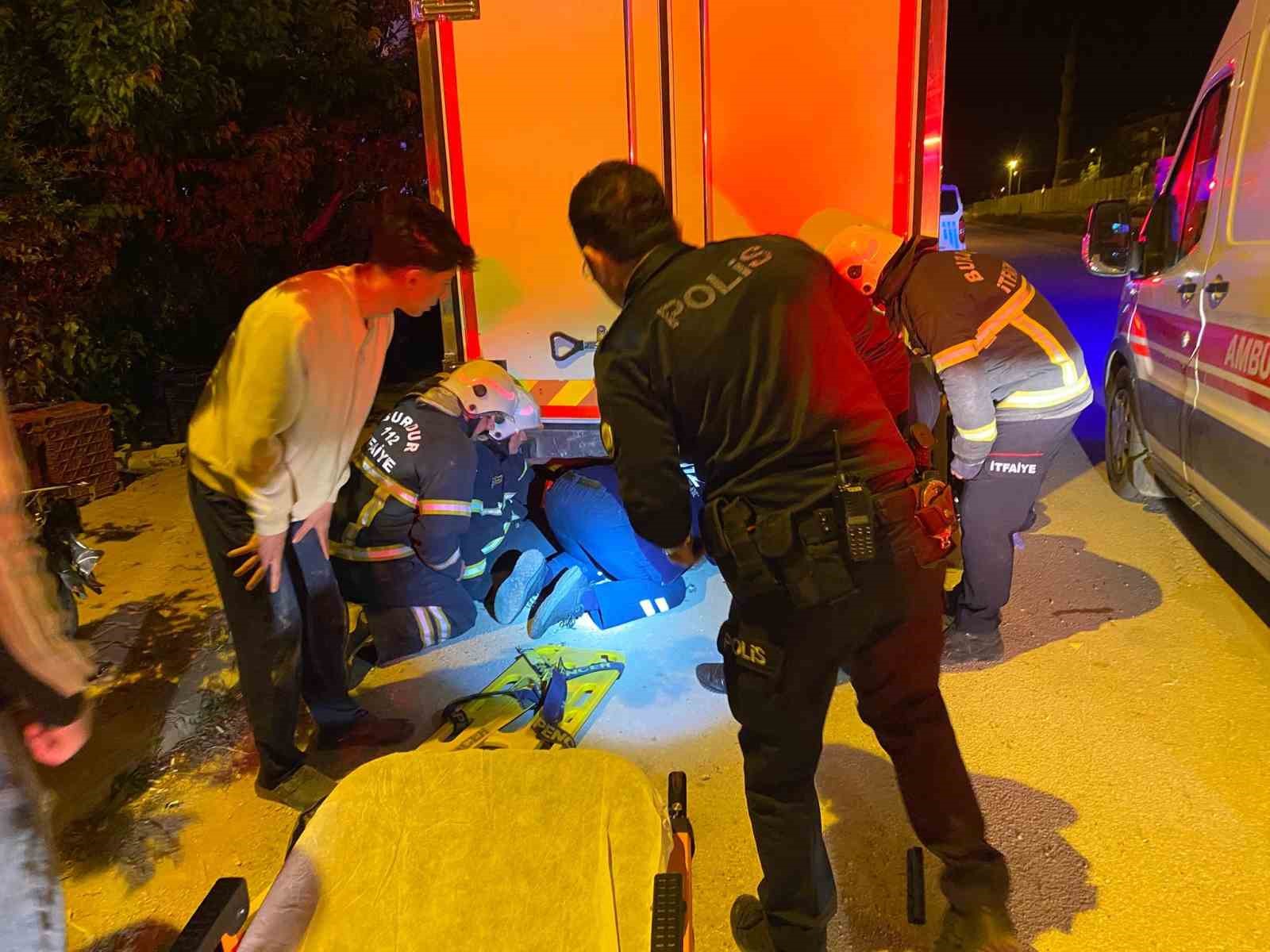 kontrolden cikan motosiklet park halindeki kamyonun altina girdi 1 olu 3 zfDOs5hA