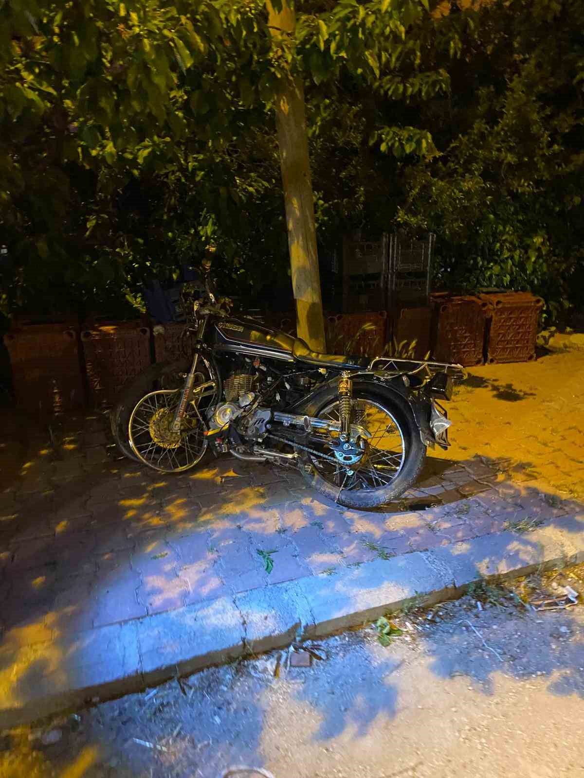 kontrolden cikan motosiklet park halindeki kamyonun altina girdi 1 olu 4 FrjNRQq1
