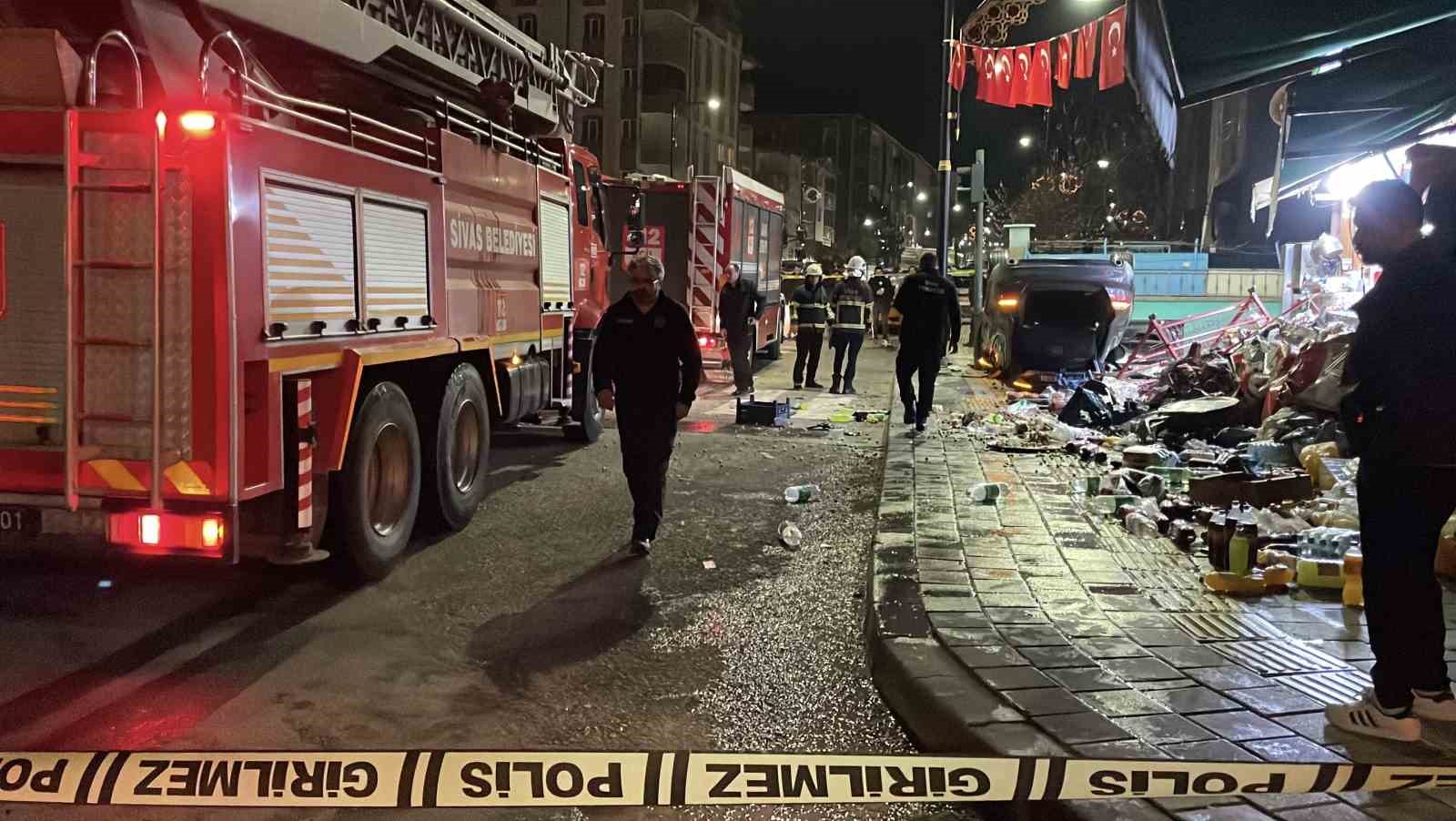kontrolden cikan otomobil 2 is yerine carparak devrildi 1 HmDlWLkl