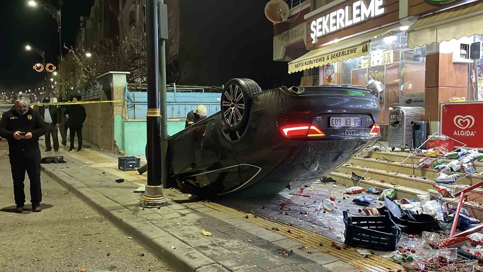 kontrolden cikan otomobil 2 is yerine carparak devrildi 4