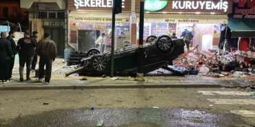 kontrolden-cikan-otomobil-2-is-yerine-carparak-devrildi-hOBUStKL.jpg
