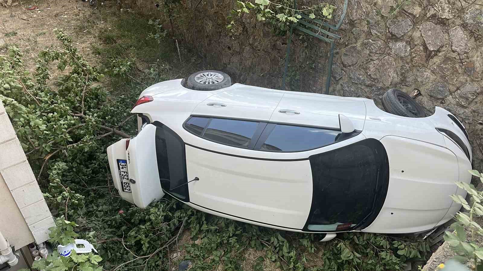 Kontrolden çıkan otomobil 5 metrelik yükseklikten uçtu: 2 kişinin burnu bile kanamadı, 1 yaralı 4 kontrolden cikan otomobil 5 metrelik yukseklikten uctu 2 kisinin burnu bile kanamadi 1 yarali DPgcLjJP