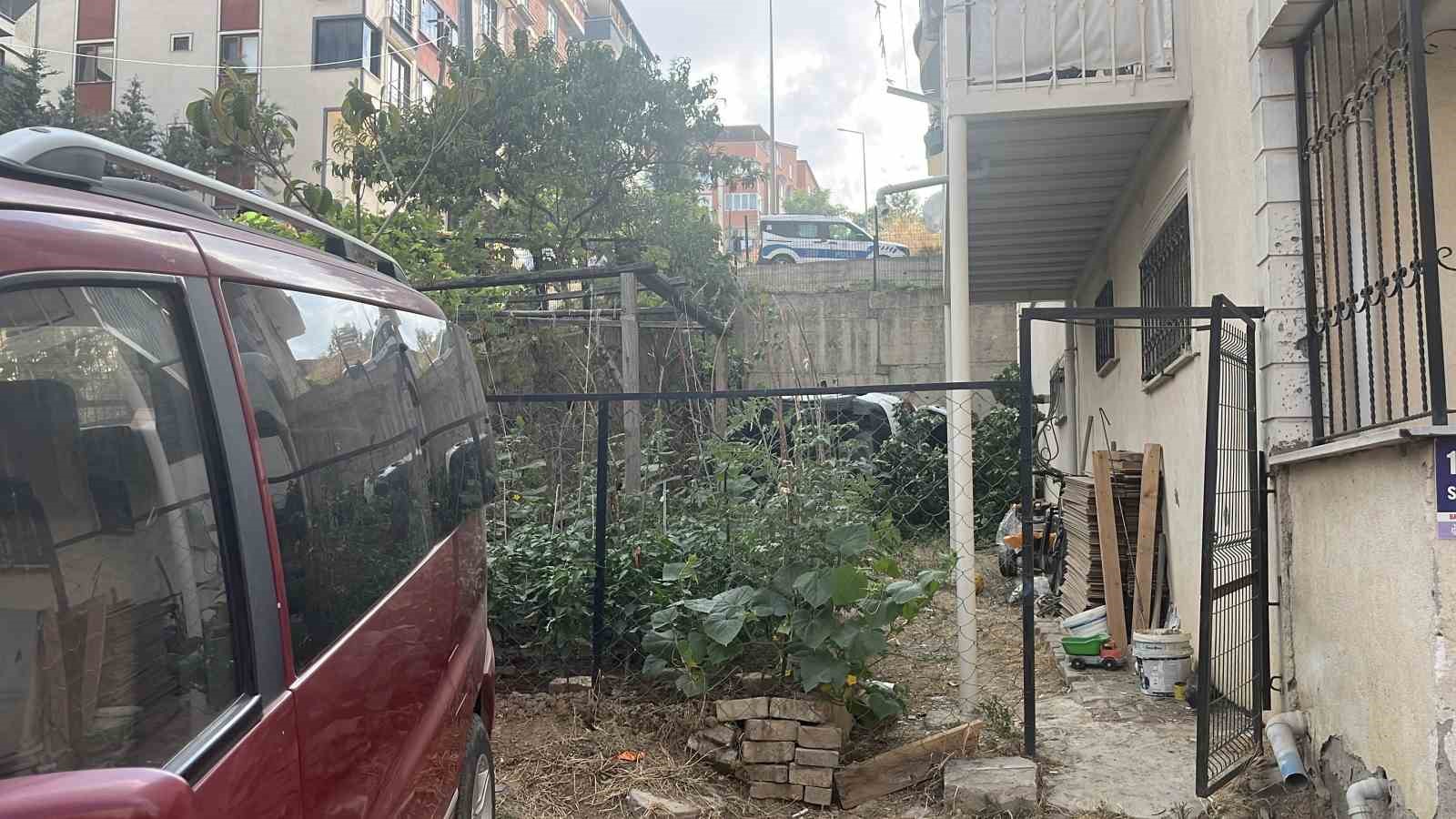 Kontrolden çıkan otomobil 5 metrelik yükseklikten uçtu: 2 kişinin burnu bile kanamadı, 1 yaralı 6 kontrolden cikan otomobil 5 metrelik yukseklikten uctu 2 kisinin burnu bile kanamadi 1 yarali O4ADm5KU