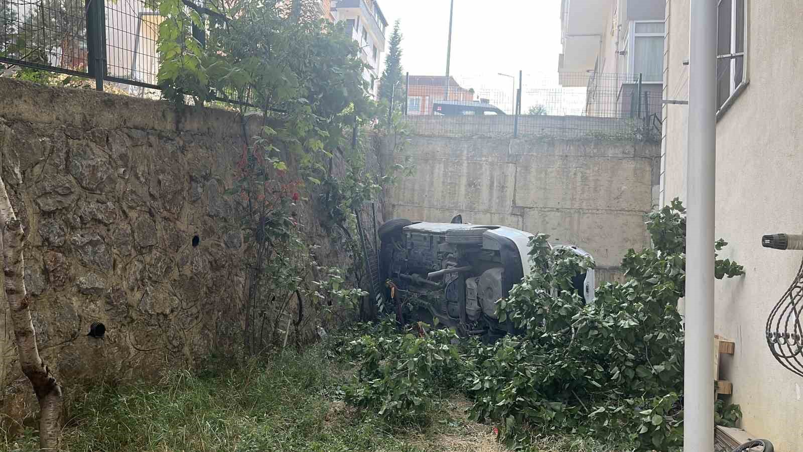 Kontrolden çıkan otomobil 5 metrelik yükseklikten uçtu: 2 kişinin burnu bile kanamadı, 1 yaralı 5 kontrolden cikan otomobil 5 metrelik yukseklikten uctu 2 kisinin burnu bile kanamadi 1 yarali befBRJp1