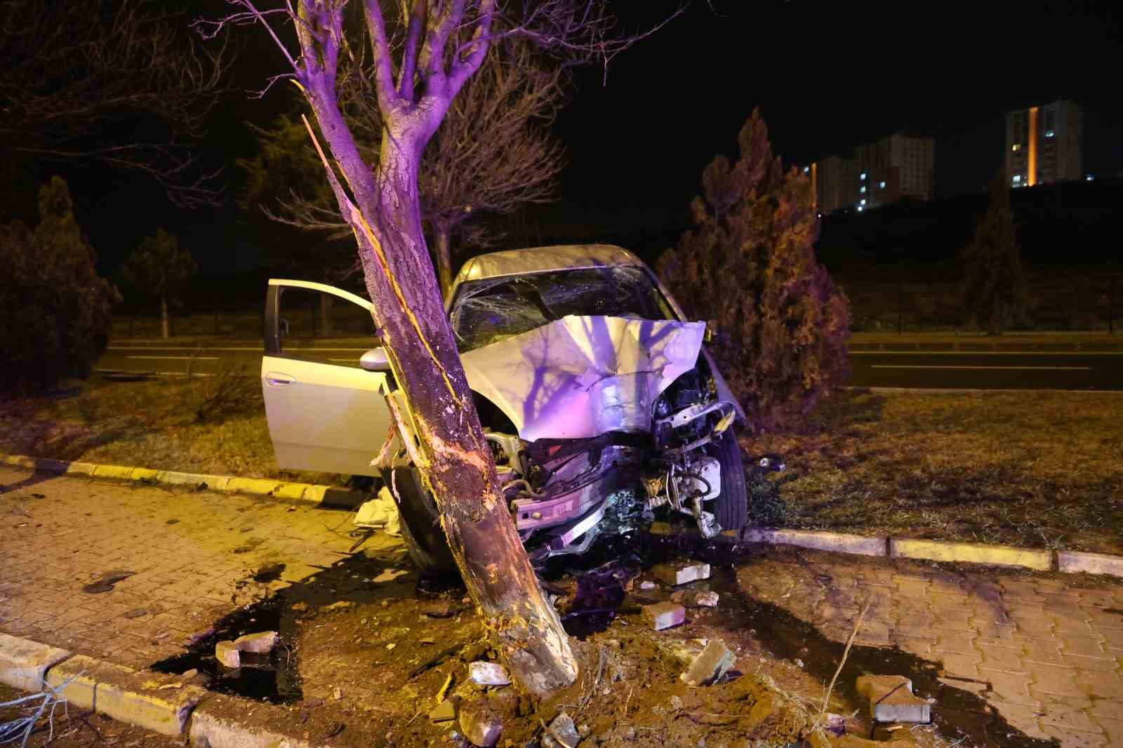 kontrolden cikan otomobil agaca carpti 2 yarali 1 EBzQOcGu