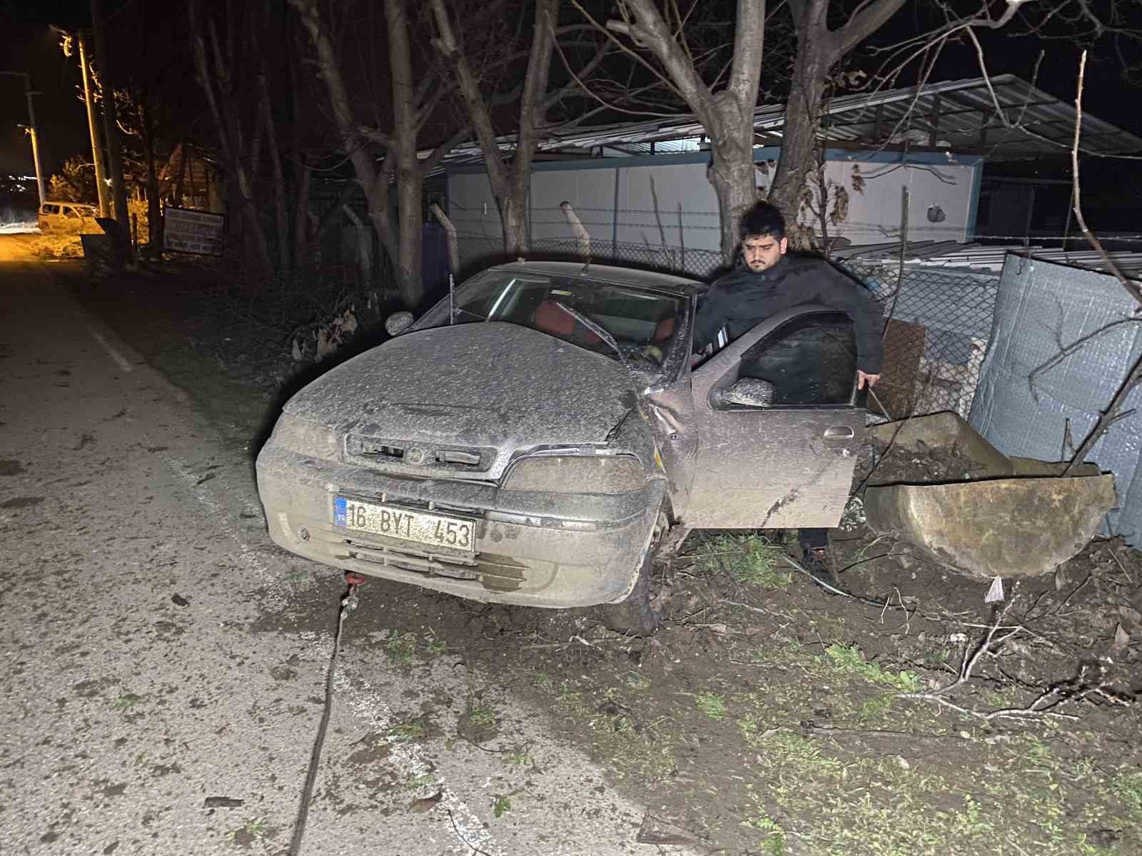 kontrolden cikan otomobil agaca carpti 4 yarali 0 HlrOJRB6