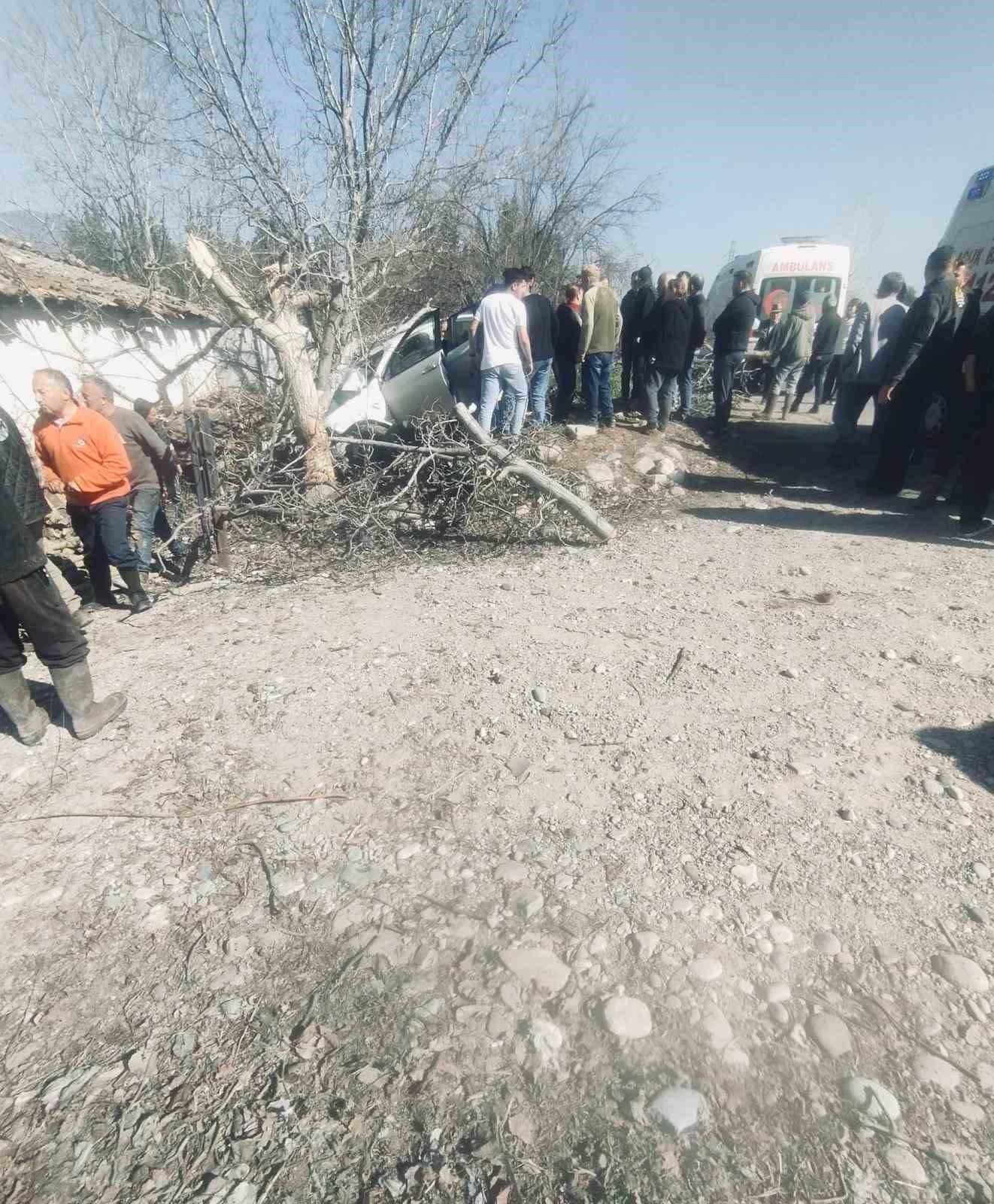 kontrolden cikan otomobil agaclara ok gibi saplandi 2 olu 1 agir yarali 1 uSbdjrma