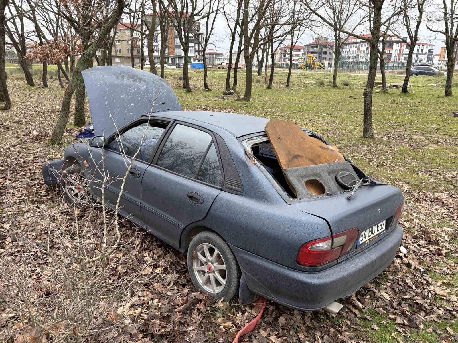 kontrolden cikan otomobil agaclik alana daldi 1 yarali 2 79JZNXCM