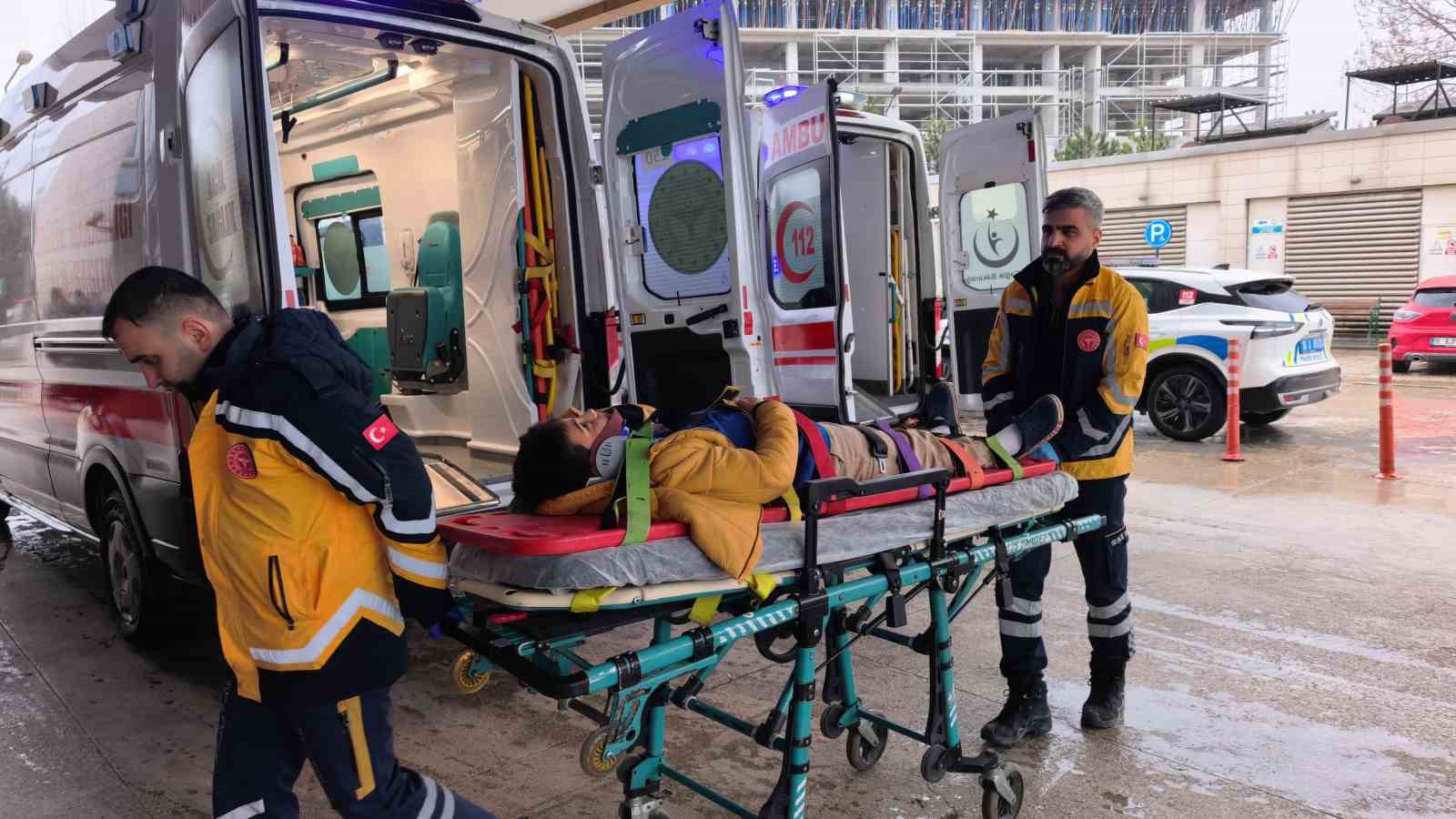 kontrolden cikan otomobil alt yola uctu 3 yarali 6
