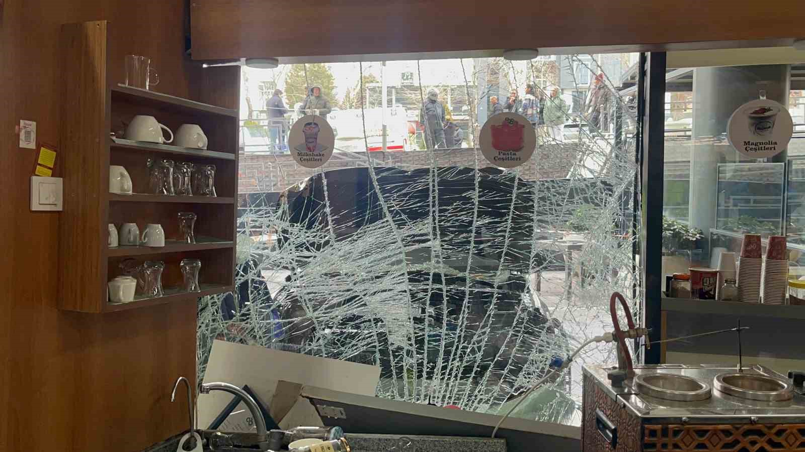 kontrolden cikan otomobil avmdeki kafeye girdi 1 yarali 1 arFwXUXA