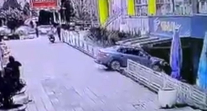 kontrolden cikan otomobil avmdeki kafeye girdi 1 yarali 2 MwNqHD8c