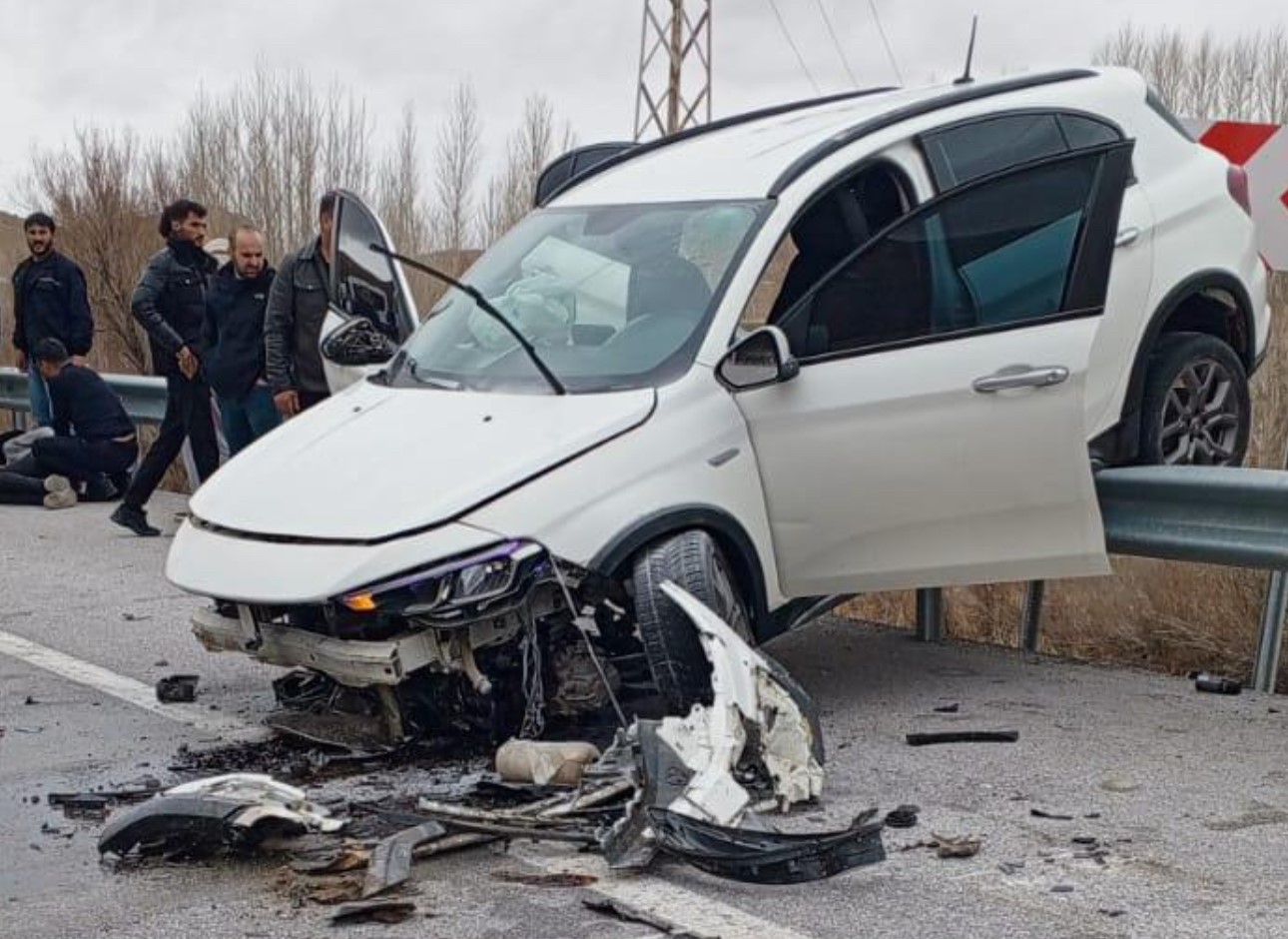 kontrolden cikan otomobil bariyerlerde asili kaldi 4 yarali 0 8Zk5lRau