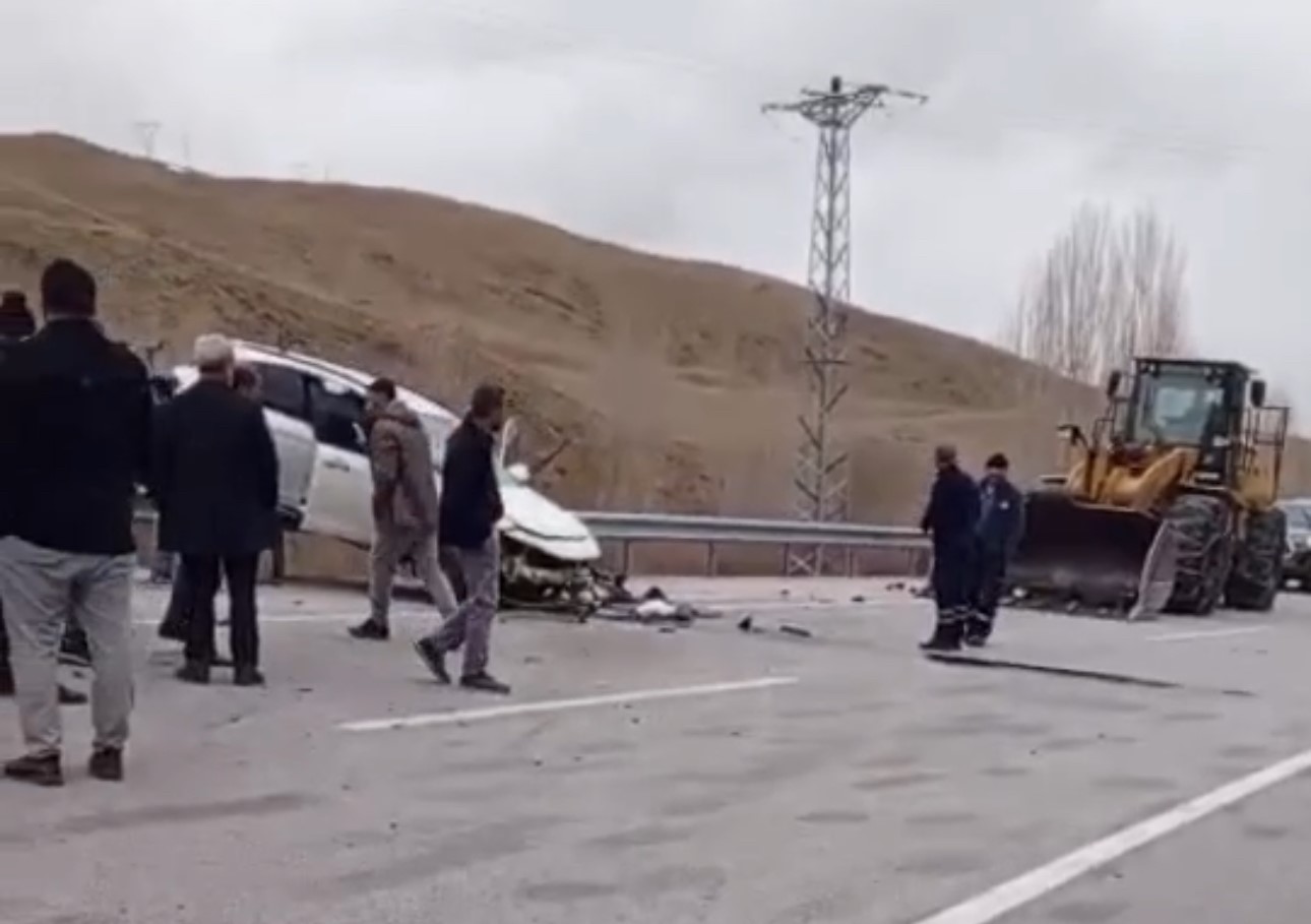 kontrolden cikan otomobil bariyerlerde asili kaldi 4 yarali 1 TuHe9YDh