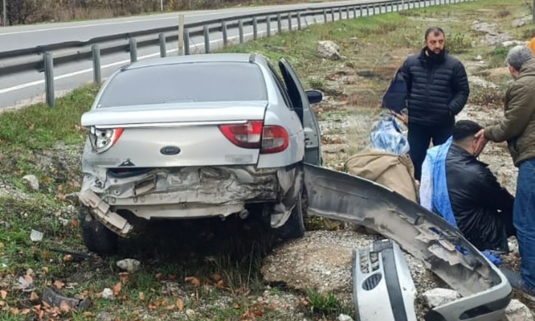 Kontrolden çıkan otomobil bariyerlere çarpıp refüje girdi; 2 kişi yaralı 5 kontrolden cikan otomobil bariyerlere carpip refuje girdi 2 kisi yarali 1 eH3rXjXj