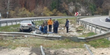 kontrolden-cikan-otomobil-bariyerlere-carpip-refuje-girdi-2-kisi-yarali-lPZdmJNU.jpg