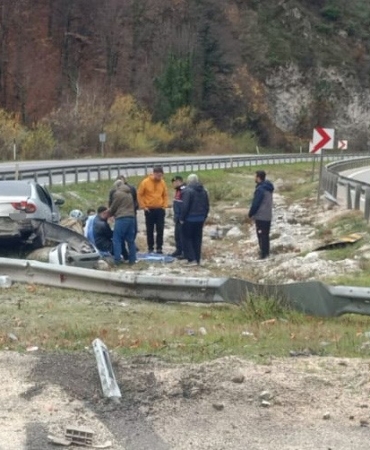 kontrolden-cikan-otomobil-bariyerlere-carpip-refuje-girdi-2-kisi-yarali-lPZdmJNU.jpg