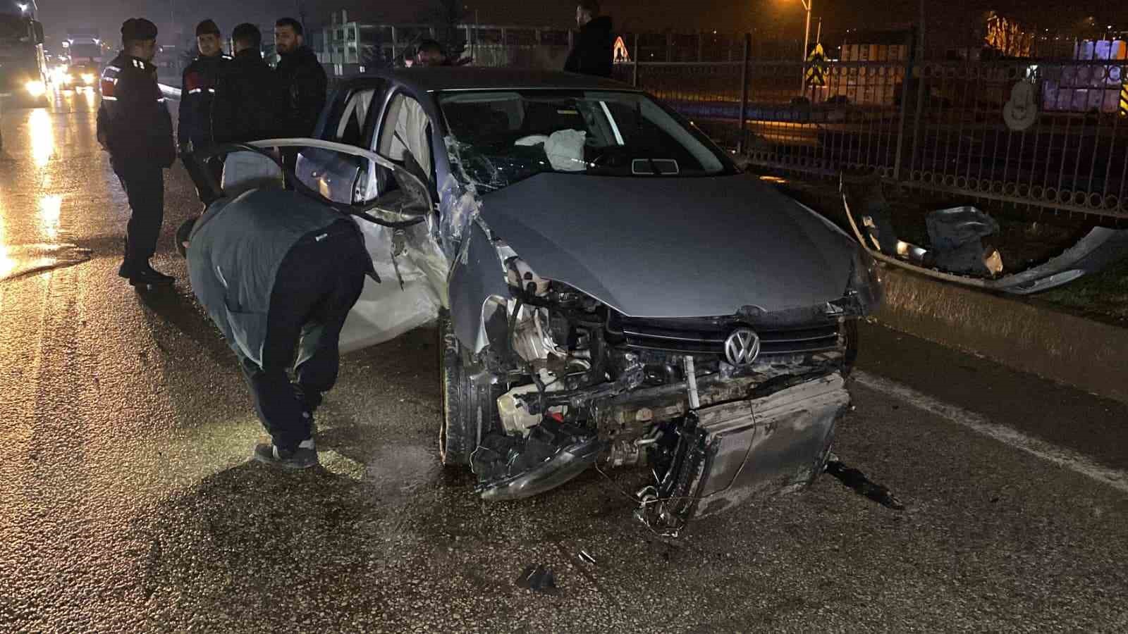 kontrolden cikan otomobil bariyerlere carpti 2 yarali 0 pXyDkNib