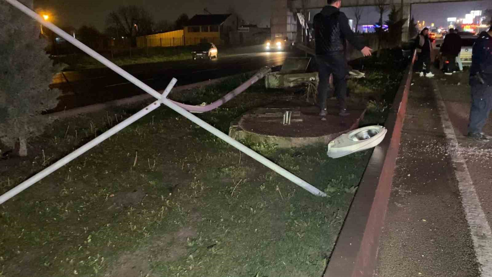 kontrolden cikan otomobil bariyerlere carpti 2 yarali 1
