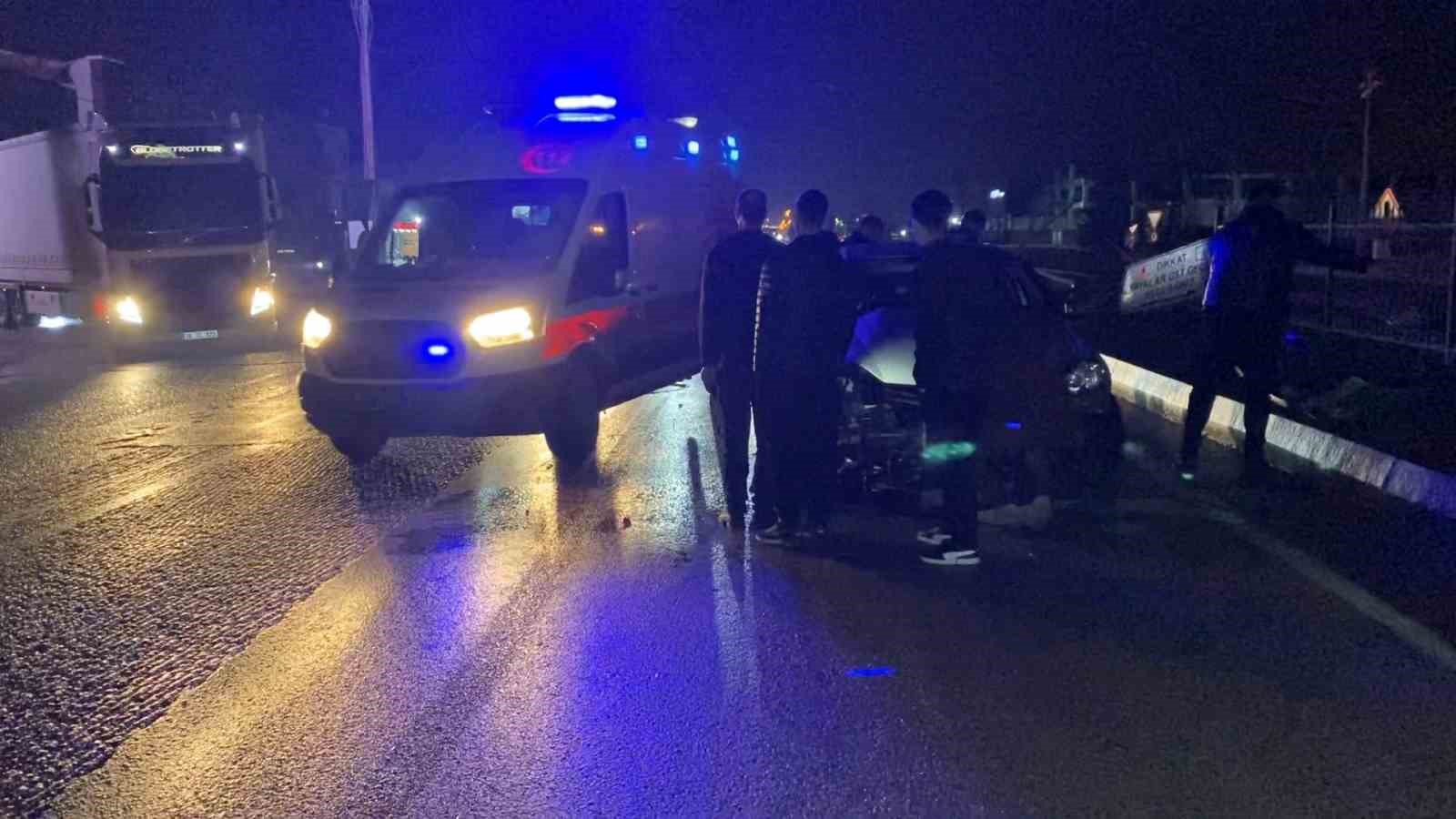 kontrolden cikan otomobil bariyerlere carpti 2 yarali 3 uduSkChR