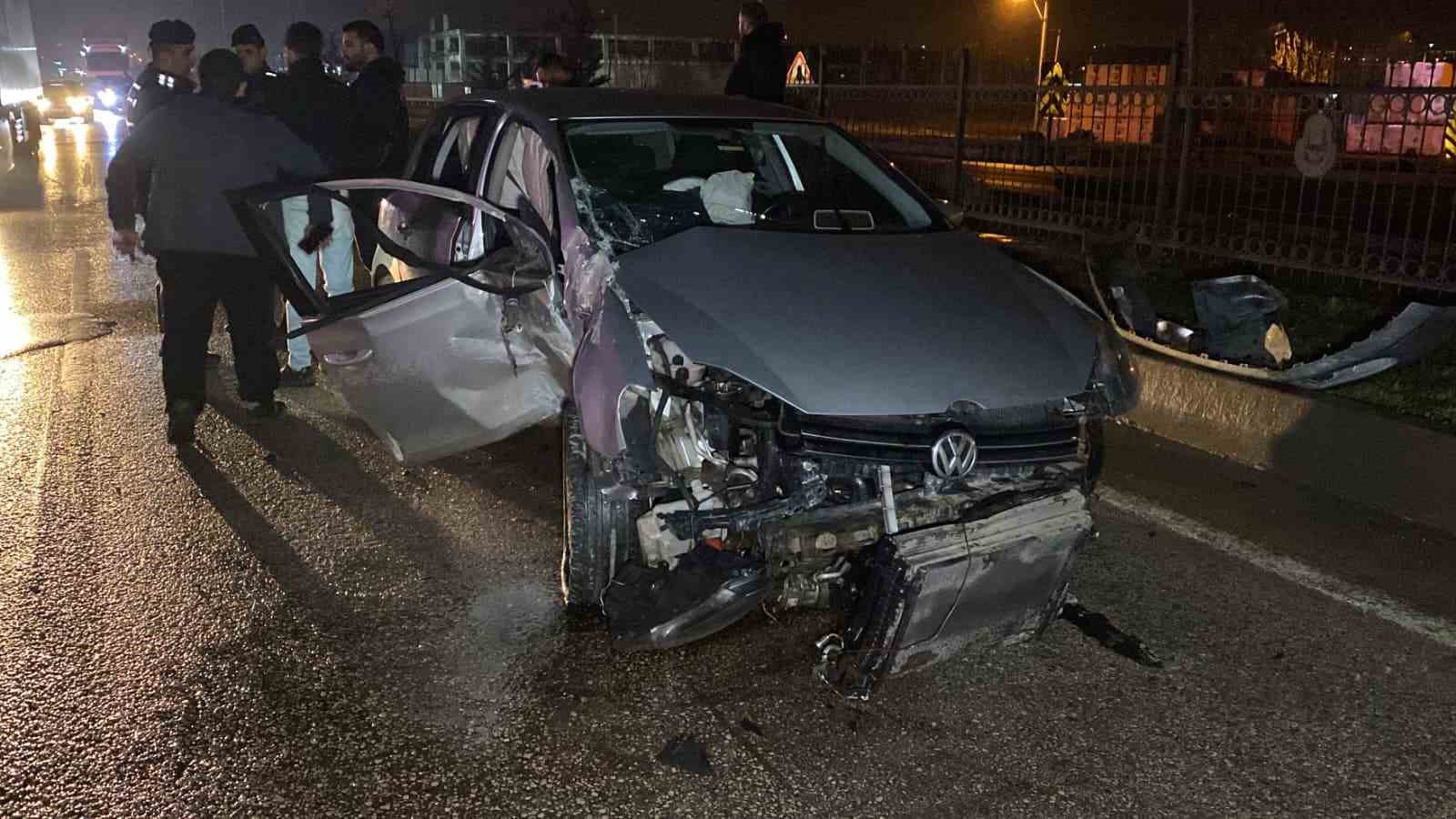 kontrolden cikan otomobil bariyerlere carpti 2 yarali 4 8UvEKbea