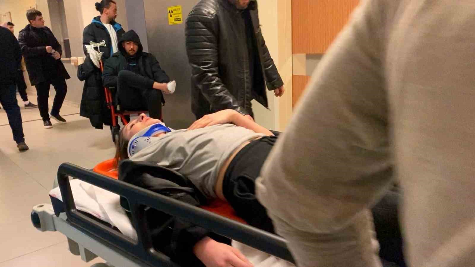 kontrolden cikan otomobil bariyerlere carpti 2 yarali 5 dtNHR6HT