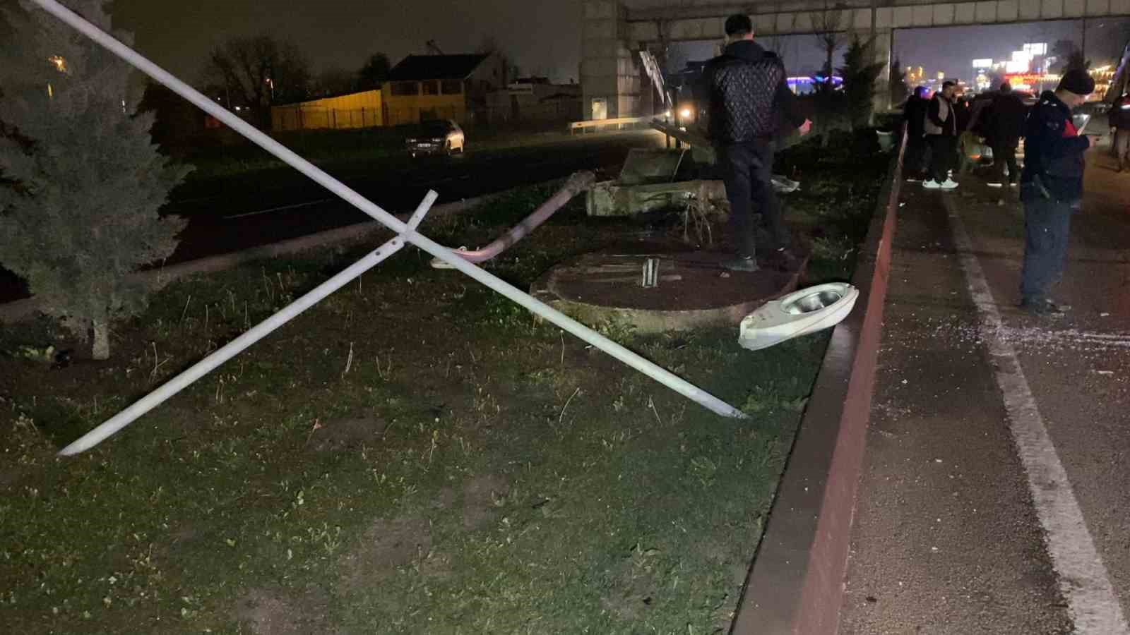 kontrolden cikan otomobil bariyerlere carpti 2 yarali 6 R16ytcKP