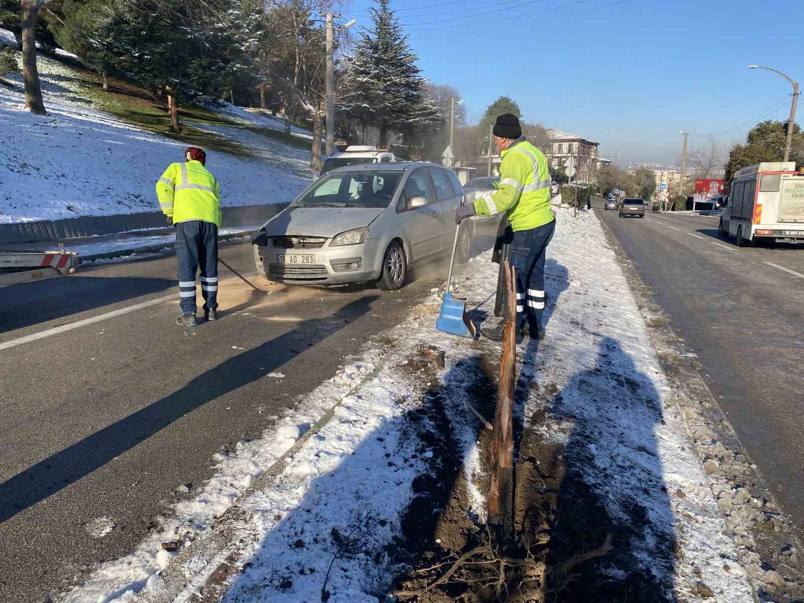 Kontrolden çıkan otomobil çarptığı aracı karşı yöne savurdu: 4 yaralı 6 kontrolden cikan otomobil carptigi araci karsi yone savurdu 4 yarali 2 SEd7YMTK