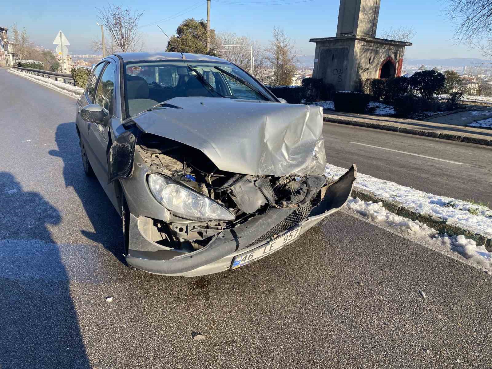 Kontrolden çıkan otomobil çarptığı aracı karşı yöne savurdu: 4 yaralı 7 kontrolden cikan otomobil carptigi araci karsi yone savurdu 4 yarali 3 91G6qmRD