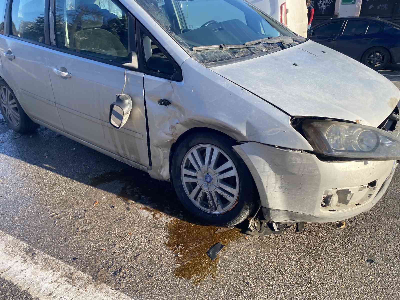 Kontrolden çıkan otomobil çarptığı aracı karşı yöne savurdu: 4 yaralı 8 kontrolden cikan otomobil carptigi araci karsi yone savurdu 4 yarali 4 Mqy93BeT